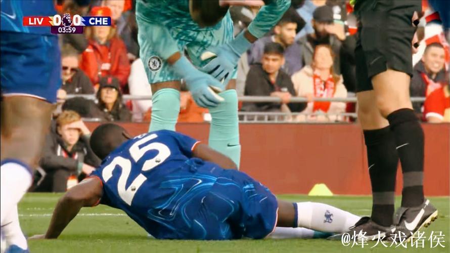 英超裁判争议不断!曼联遇判罚风波,对手手球漏判锁喉仅黄牌 英超裁判争议不断!曼联遇判罚风波,对手手球漏判锁喉仅黄牌